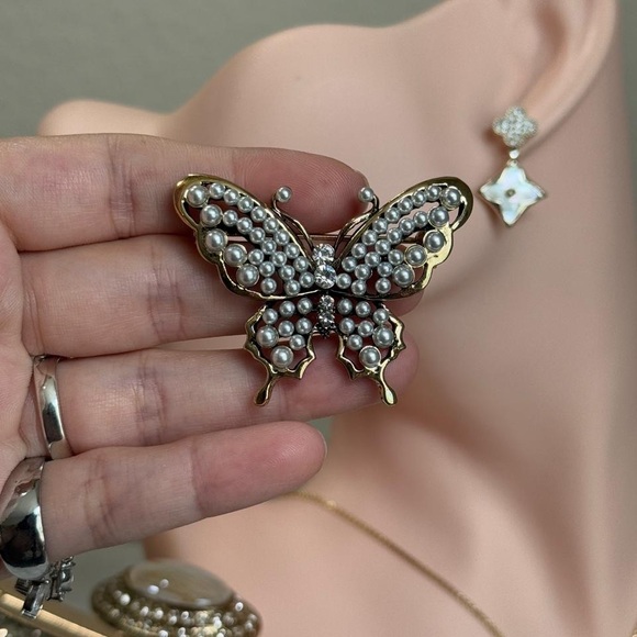 Elegant Gold Butterfly Brooch with Pearls. - Picture 5 of 8